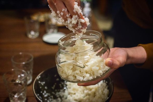 從食到釀的阿美族文化導覽與實作
• 認識穀物、酒麴與原生植物
• 體驗糯米炊煮與咀嚼發酵原理
• 親手製作傳統酒釀,帶回觀察發酵過程
• 品鑑實驗性酒釀,了解其在阿美族年祭中的文化象徵
• 最後由主持人總結祭禮意涵與生活美學啟發