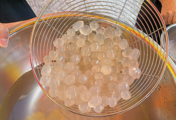 下午自由參與葛鬱金手作DIY,如葛鬱金染布、手工皂等,製作專屬紀念品。