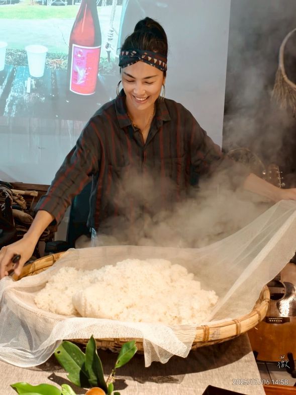 從食到釀的阿美族文化導覽與實作
• 認識穀物、酒麴與原生植物
• 體驗糯米炊煮與咀嚼發酵原理
• 親手製作傳統酒釀,帶回觀察發酵過程
• 品鑑實驗性酒釀,了解其在阿美族年祭中的文化象徵
• 最後由主持人總結祭禮意涵與生活美學啟發