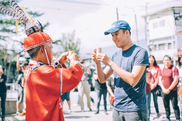 抵達部落後,首先透過導覽了解織羅部落的歷史與傳統文化,接著參與葛鬱金採收體驗,親手挖掘這片土地孕育的寶貴作物,學習其獨特的農產價值。