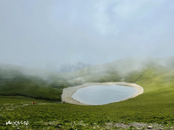 若霧氣有點重,會看到猶如鏡子般的銀白色湖泊。