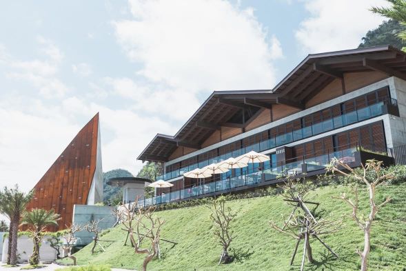 座落於地勢較高、遠眺太平洋的會館,藏身在巨大層疊的木構斜屋頂下,是榮譽館長、交流藝術家短居之處。一樓「德布西咖啡」則歡迎所有入園的旅客。別具深意的會館名稱來自於該棟建築贊助人的三名子女的名字:
筑:建築與藝術的結合
弘:將江賢二的美學發揚光大
亭:人們休憩的小空間