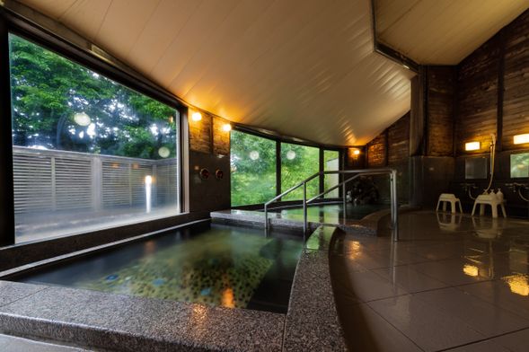 美山町自然文化村河鹿莊位於京都北部,由良川畔,距美山茅草屋之里約2公里。設有和式客房與露天溫泉,環境幽靜,提供當地鹿肉、山豬肉、鮎魚等特色和食料理,是體驗美山自然與文化的理想住宿地點