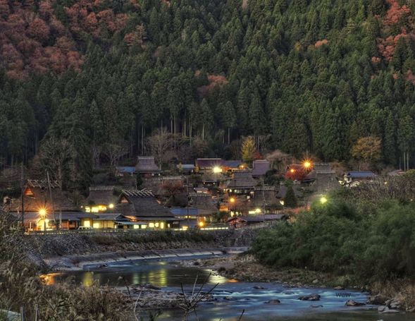 若你想的不是「打卡」,而是「感受」,那你該來美山。在這裡,不用人擠人排隊、沒有喧鬧商店街,只有真正住著人的茅草屋、時間緩慢流動的山村,以及一段屬於「旅行內行人」的記憶。這不是備案,而是唯一的選擇。