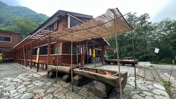 我們持續向下切,經過鏡平小屋,一見槍岳倒影,這趟縱走行程即將進到尾聲。