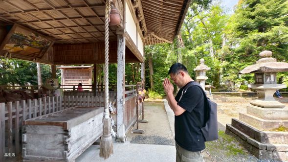 午後,我們拜訪兩座擁有海之信仰傳說的古老神社:
浦嶋神社(宇良神社):傳說中浦島太郎乘龜遠行的發源地,供奉海與時之神,擁有絕美鳥居與寧靜海岸。
新井崎神社:隱身於濱海林間的靈性之所,神域氣息濃厚,是當地漁民世代守護的信仰中心。