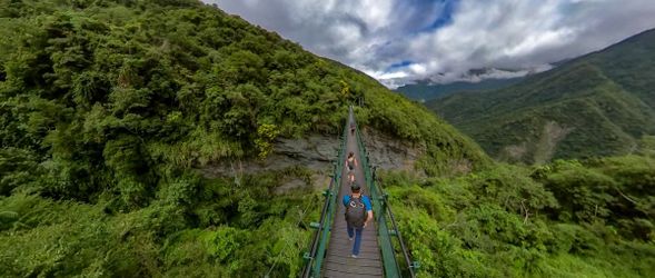 步道行程包含 山風一號及二號吊橋,旅客可站在高空俯瞰溪流與山谷景緻,感受大自然的鬼斧神工。沿途還可觀察到台灣特有的動植物,享受森林中的清新空氣。