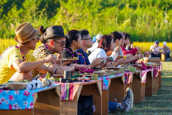 田野間的無牆餐廳|餐桌直接設置在稻田與山林環繞的自然環境中,讓賓客享受最純粹的用餐氛圍