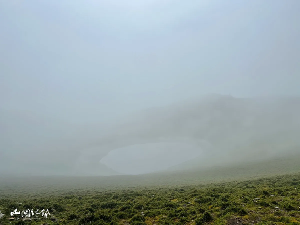 若霧氣很重很重,就會隱約看見嘉明湖湖畔。
不知道那天我們會看到哪一種呢?