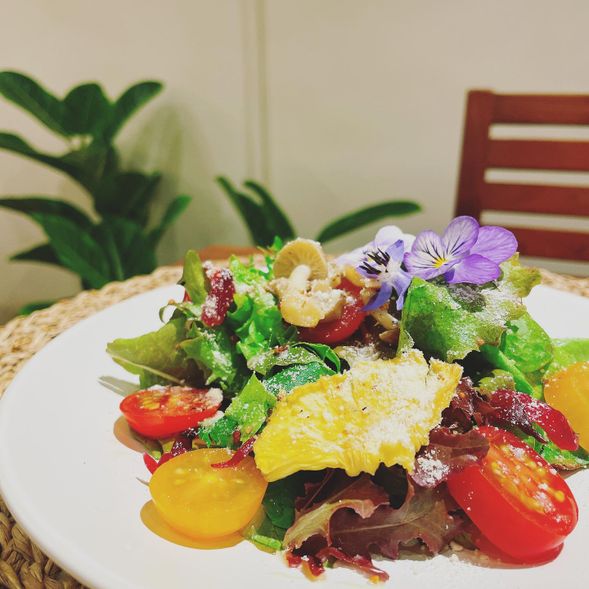 夜晚於沐森海岸體驗風土私廚料理,使用自家農園食材與在地山海之味。主廚說明料理背後與土地的連結,讓飲食成為文化的入口。