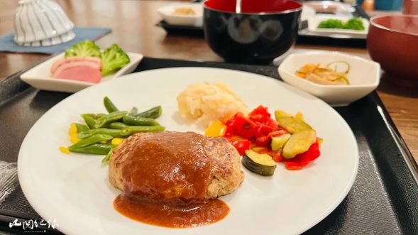 長蔵小屋的晚餐為牛肉漢堡排,美味多汁,讓人忍不住多添一碗 Q 彈的白飯。