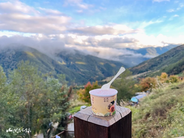 回到雪山登山口,眼前的大水池倒映著藍天白雲,你內心療癒不已,感謝自己完成了一趟舒適又放鬆的旅程。
這時候,可以在一旁的雪山小舖買杯冰淇淋犒賞自己!