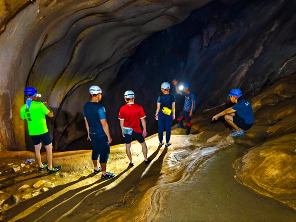 挑戰地底蜿蜒步道,體驗探險樂趣