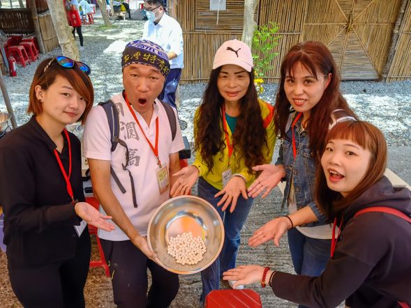 下午自由參與葛鬱金手作DIY,如葛鬱金染布、手工皂等,製作專屬紀念品。