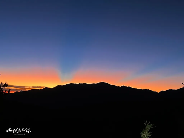 第二天凌晨三點,我們開始在樹林間向上爬升,途中的日出霞光也在一旁相伴,會是誰先登上山頭呢?