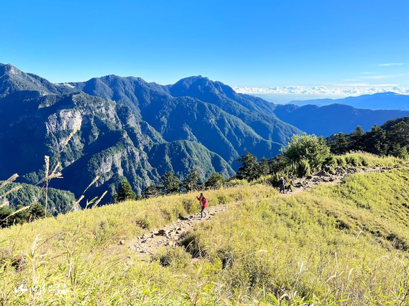 來到雪山東峰旁,你看著眼前最後一段上坡,於是努力把腳一抬,走完最後的 30 公尺。