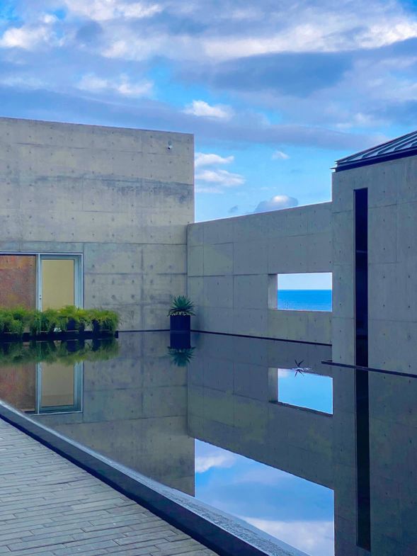 開窗的斜屋頂,是巴黎的記憶。林友寒回想江賢二曾經和他說:「我希望有一個像在巴黎創作的環境的可能。」他完全明白,多次重返巴黎,並且在小閣樓裡創作出〈巴黎聖母院〉的江老師,「他的期望並不是說他要什麼樣的房子,而是他需要那個自由的經驗,一種找到自我的自由。」於是,林友寒為江賢二復刻了巴黎房子屋頂下斜斜的閣樓式窗戶。
該展廳在園區全面完工前是江賢二的臨時工作室,規劃上回應了江賢二創作的需求:一個有充裕自然光線,沒有柱子的大空間。