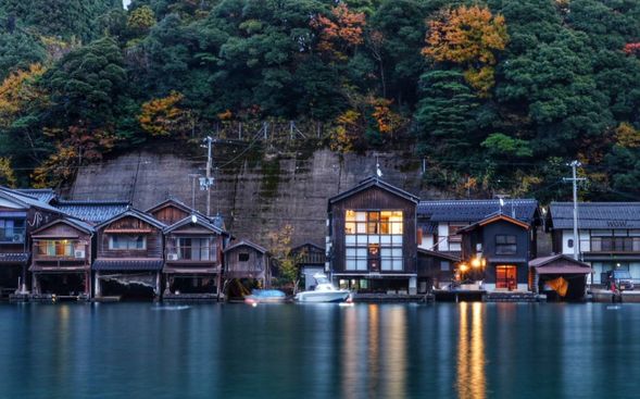 午後車程一路北行,從城市轉入山與海之間,來到日本最美的港灣小鎮-伊根。這裡的風景不高聲喧嘩,而是靜靜地,隨著潮汐與陽光細細展開。