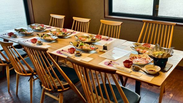 鮨割烹海宮位於京都伊根舟屋,主打當地新鮮海鮮與季節限定料理,大片玻璃窗可眺望伊根灣美景,是品嚐壽司割烹與欣賞海景的絕佳選擇