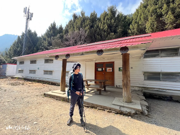 紅白相間的七卡山莊,到了。