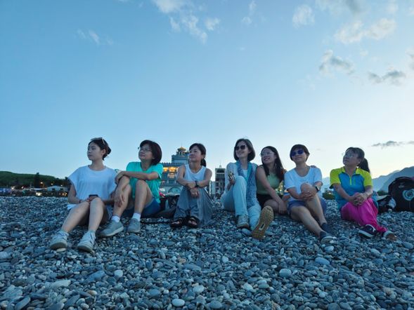 七星潭霞光下的步道散策