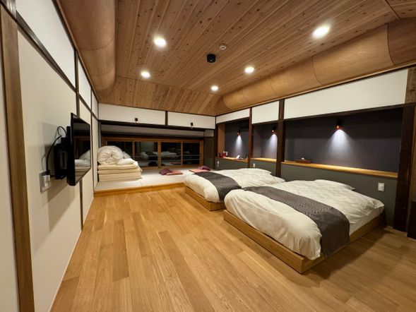 今晚,我們將入住伊根最具代表性的舟屋旅宿——伊根の舟屋 雅 別邸。這是一棟棟真正建在海上的百年舟屋,過去是船的歸宿,如今成為旅人的棲所。站在木製陽台,海水就在腳下流動;從房內望向窗外,是伊根灣的夕光與漁火。