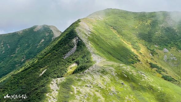 站在双六岳山頂,眼前是好開闊的大平台,讓你有一種想奔跑的衝動。