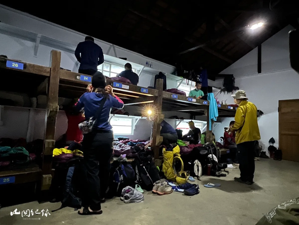 七卡山莊是大通鋪,每個人有雪管處分配的床位,房內可能有些吵雜,但在山上也有種溫馨的安全感。