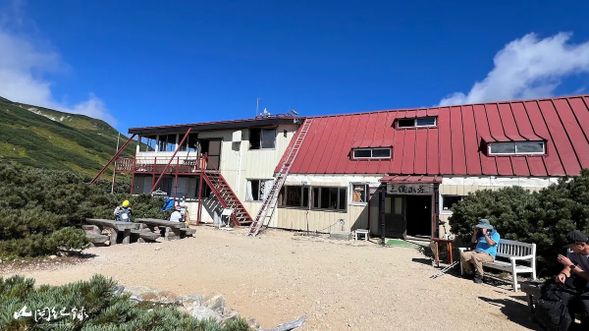 這天我們將入住三俁小屋,山屋小巧精緻,還有好喝的虹吸咖啡與美味蛋糕。
我們將在這裡休息一晚,準備迎接隔天美麗的双六岳與大平原。