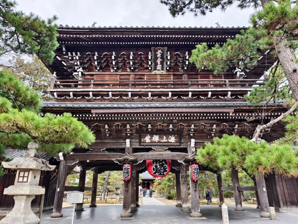 智恩寺位於天橋立入口處,是供奉學問之神文殊菩薩的古寺。秋季楓紅環繞,寺前石道如染,散發靜謐詩意。寺內最著名的是「扇子形御守」,象徵智慧開展、步步展開好運,是來訪者必求之物。紅葉季節,更是隱藏版的賞紅葉秘境。