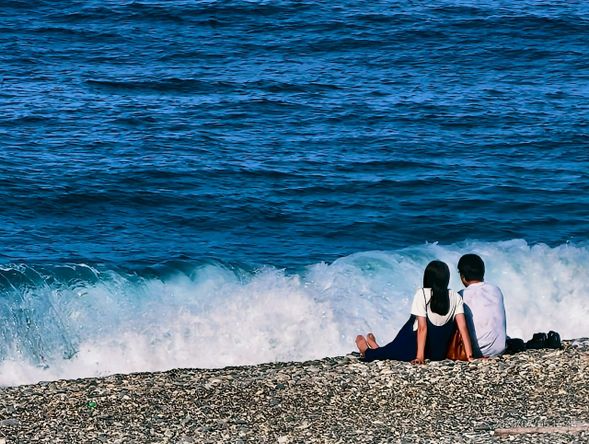 傍晚時分來到著名的七星潭風景區,漫步新月形海灣,享受鵝卵石灘的浪濤節奏。可觀賞飛機從空軍基地起降、堆石祈願,或遠眺壯麗海景。夜間無光害,非常適合觀星。