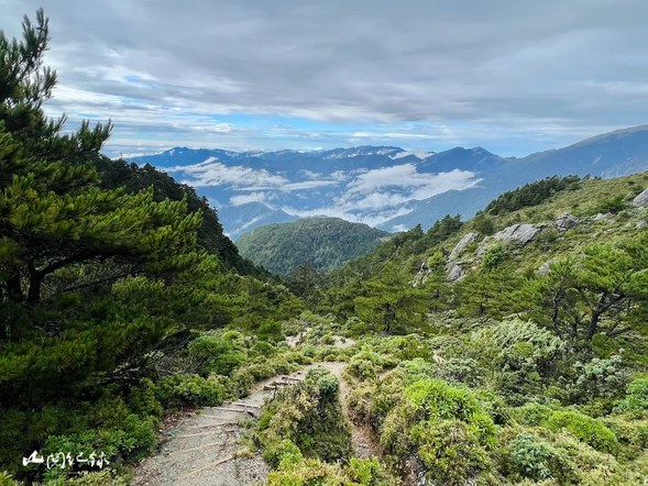 接下來,我們踏著想家的步伐,輕巧走向山的那一端。