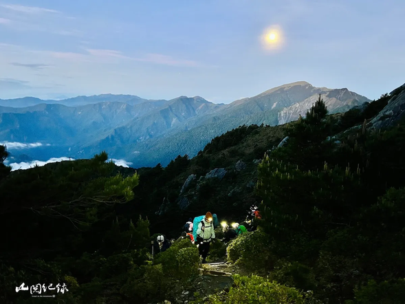 第二天,我們在凌晨三點摸早黑出發,在上到稜線前,沿途多爬升地形。