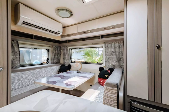 天空之城露營車內部