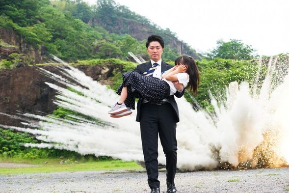 セメント爆弾とは?
火薬でセメントの粉を吹き上げる爆発で、地面から四方に角のように吹き上がる爆発。