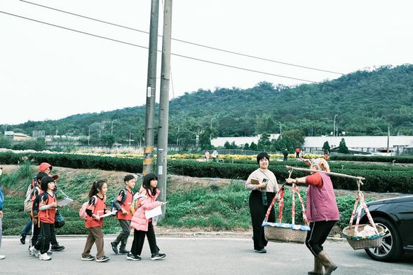 漫步山村,田野追劇