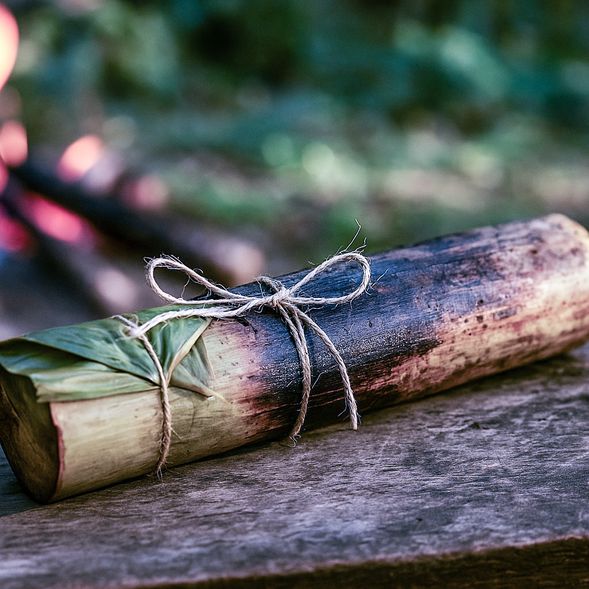 現場蒐集柴火,燒竹筒飯