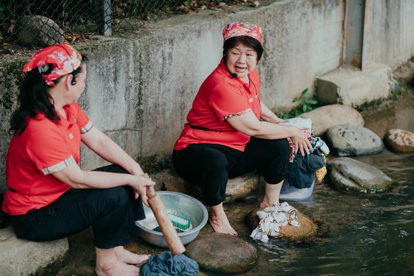 一衣帶水,圳水洗衣姊妹情