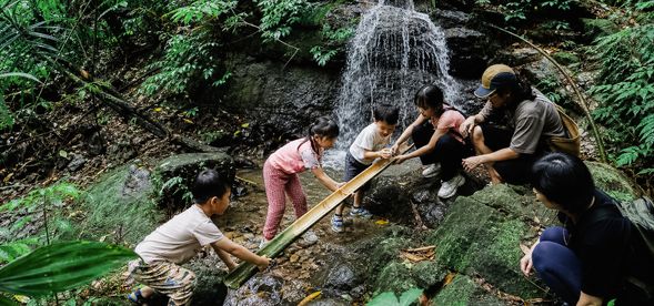 抵達水源頭,竹管接水,煮一壺山泉茶