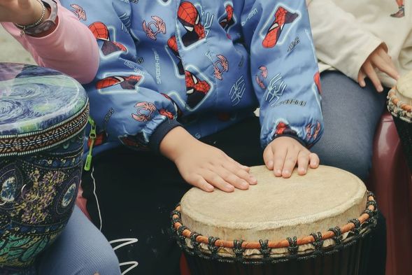 手持自然樂器,仿擬自然音