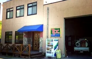 2、集合場所に到着:お着替え、トイレを済ませてお待ちください。クラブハウスにて更衣室がございます。 水上でのお飲み物や日焼け対策をお忘れなく! 