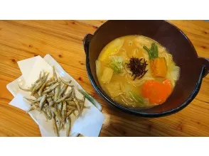 そのまま天ぷらに♪
釣ったワカサギは、近くの提携食事処に持ち込めば天ぷらにしてくれます!あつあつのワカサギ天ぷらに舌鼓♪
(※提携食事処については、事前のご予約が必要な場合があります)