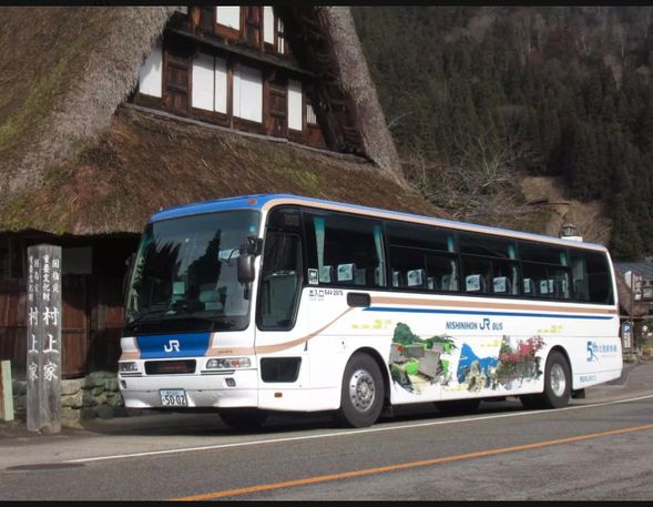 五箇山の村上家では日本最古の民謡「こきりこ踊り」をお楽しみいただけます。(演出は約20分)