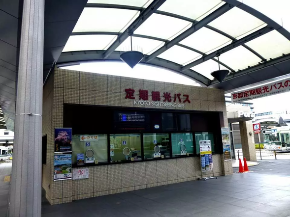 バウチャーを座席指定乗車券にお引換えいただく必要があります。発車時刻15分前までにのりば窓口でお手続きください