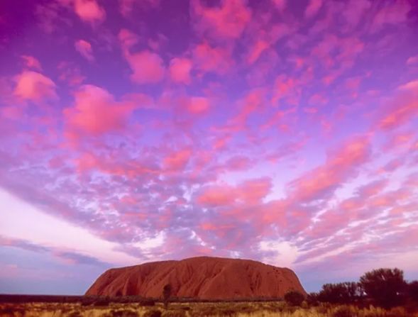 ウルルサンセットをお楽しみください(日の入り目安:18:00~19:45)