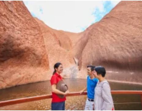 クニヤウォーク散策(約45分)|ウルル最大の水場があるクニヤウォーク。人気の1つである岩肌の侵食でできたハートマークもご覧ください。