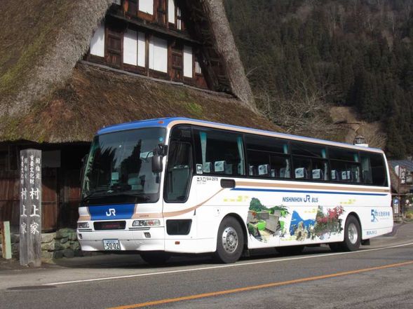 五箇山の村上家では日本最古の民謡「こきりこ踊り」をお楽しみいただけます。(演出は約20分)