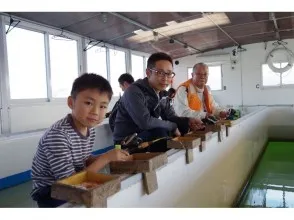 みんなで楽しもう♪
エサ付けに自信がない方もご安心を!丁寧にサポートいたします。小さなお子様からご家族皆さんでお楽しみ下さい!