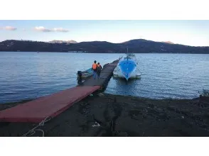 いざ出発!
お店前の桟橋から小型船、またはドーム船に乗り込み、湖沖に向います。(※7:00コースのスタート時、11:15コースの帰り時のみドーム船で移動)