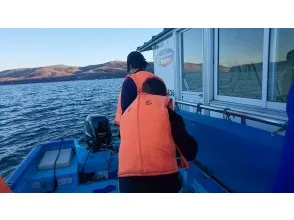 ドーム船に到着!
小型船からワカサギ船に乗り込み、ワクワク感も最高潮!